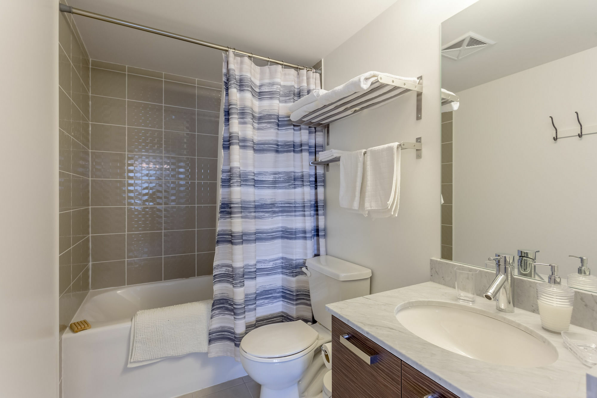 Aoc Suites - Luxury Condo - City/Cn Tower View 토론토 외부 사진